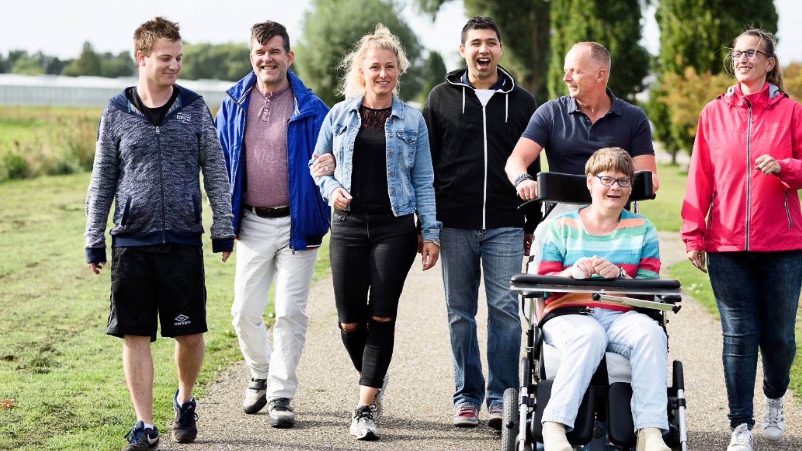 Een aantal cliënten van Ipse de Bruggen samen met begeleiders
