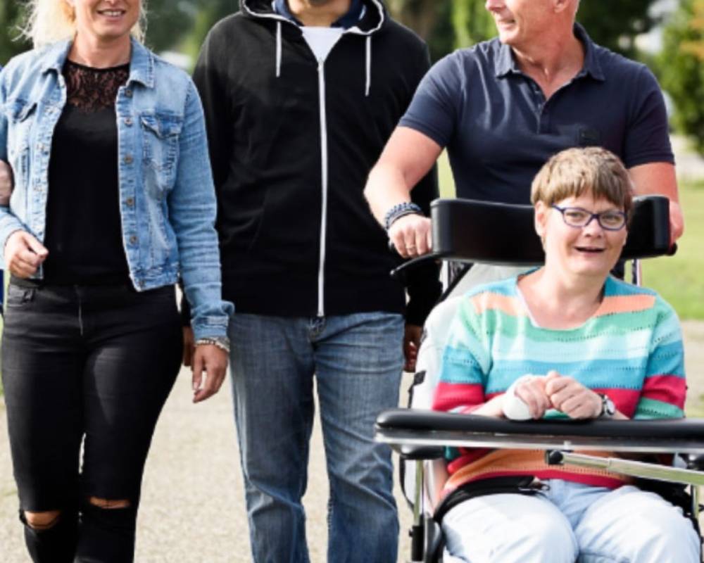 Een aantal cliënten van Ipse de Bruggen samen met begeleiders