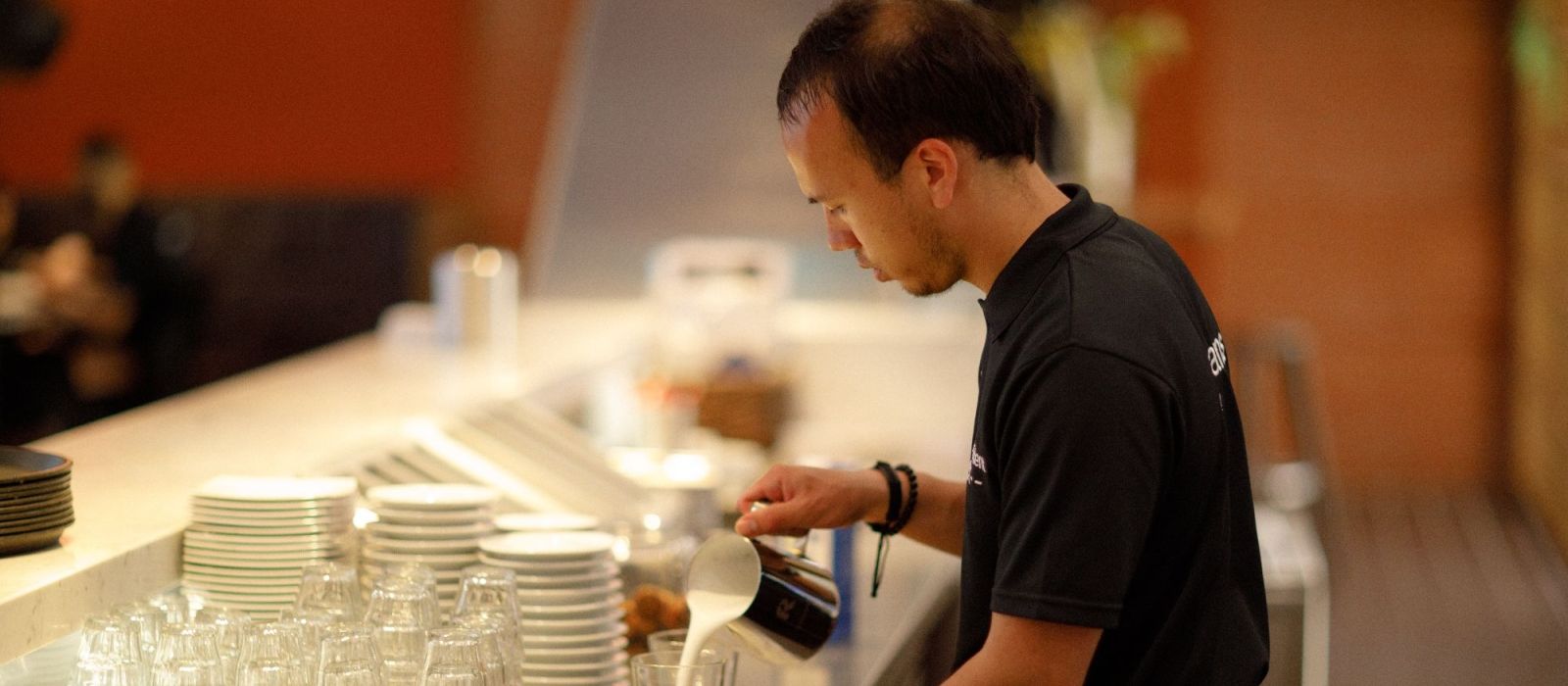 Een Barista aan het werk bij werk- en leerplek De Resident