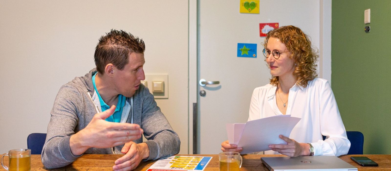 Gedragskundige in gesprek met een cliënt
