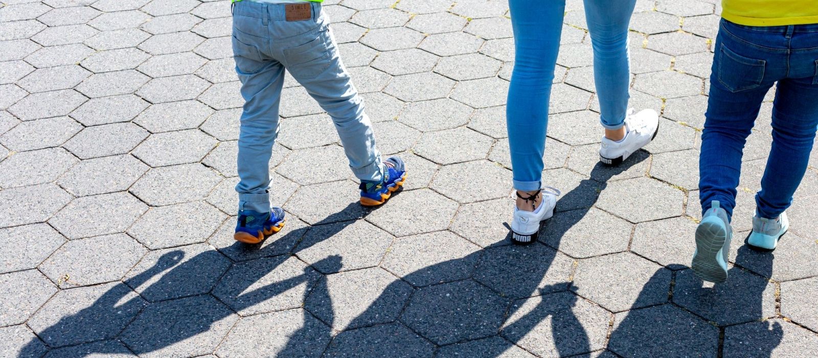 Benen van mensen die wandelen