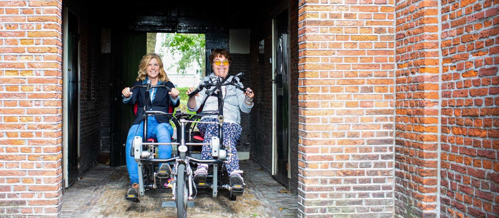 Cliënt en begeleidster samen op de fiets