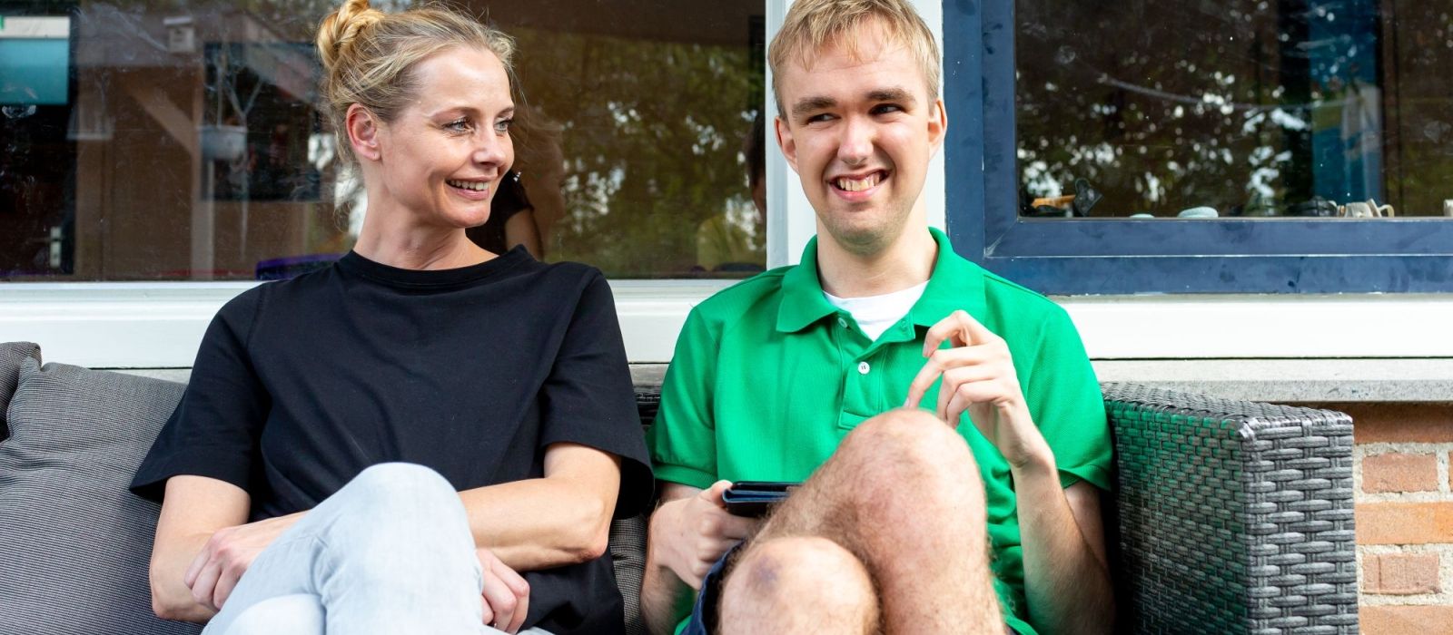 Begeleider is samen met cliënt een boek aan het doorlezen