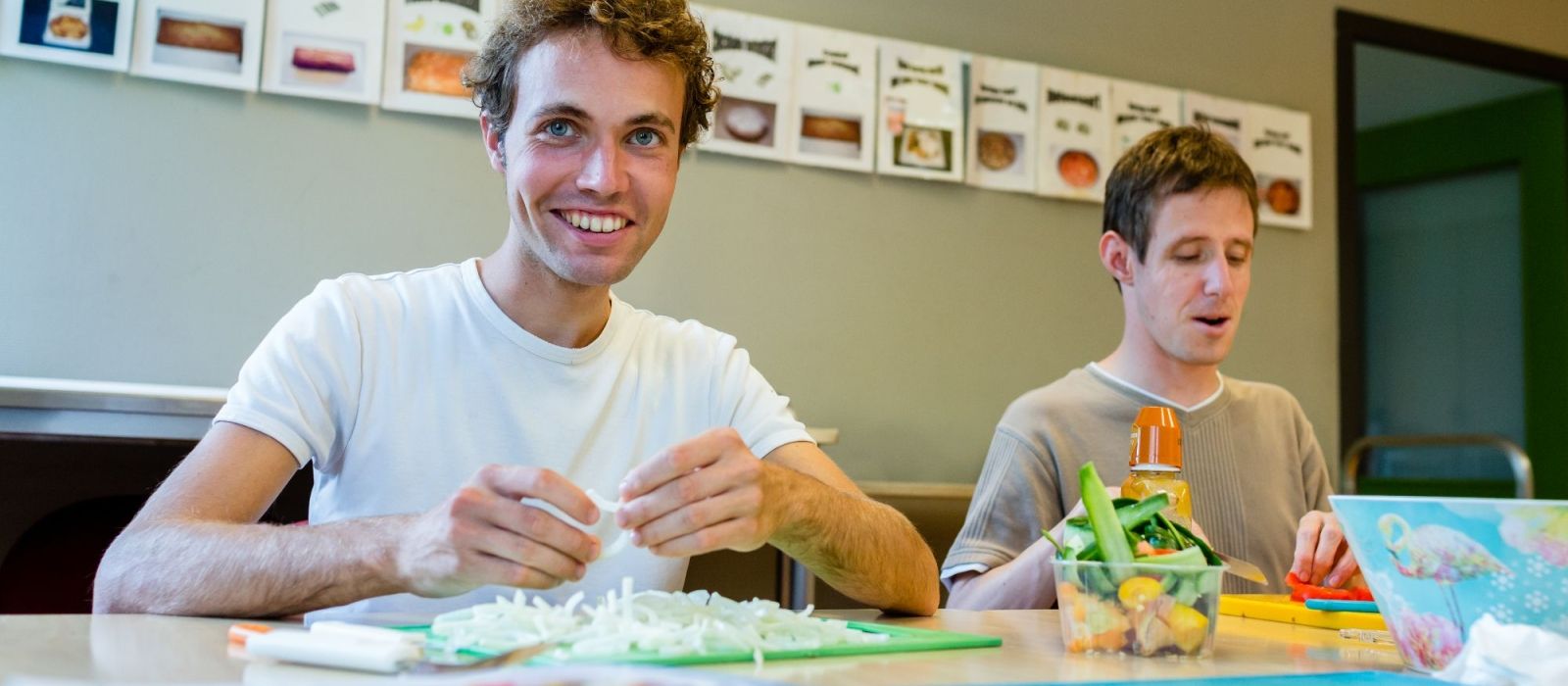 Twee jongemannen aan het knutselen