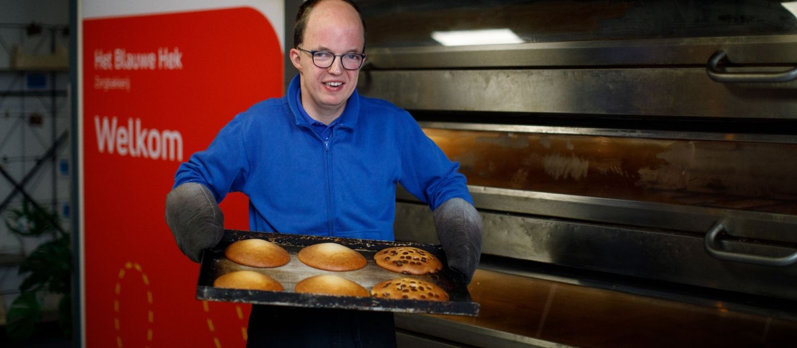 Cliënt met eierkoeken van zorgbakkerij Het Blauwe Hek