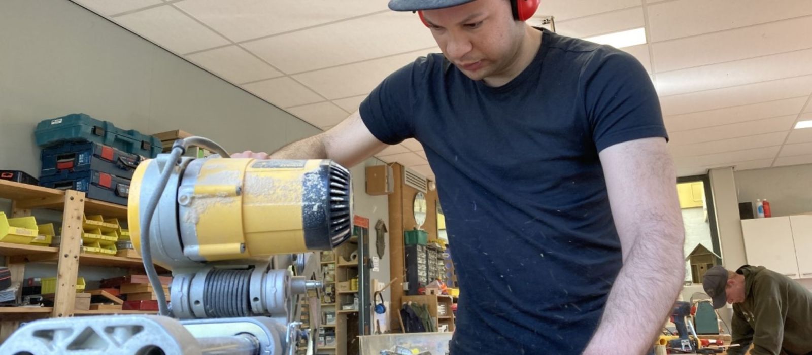 Medewerker van de houtgroep is wat moois aan het maken van hout