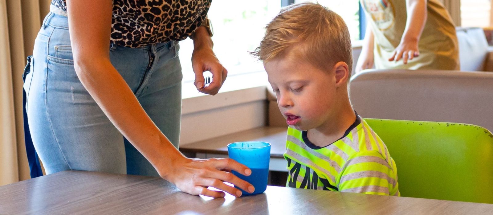 Jonge cliënt krijgt wat te drinken