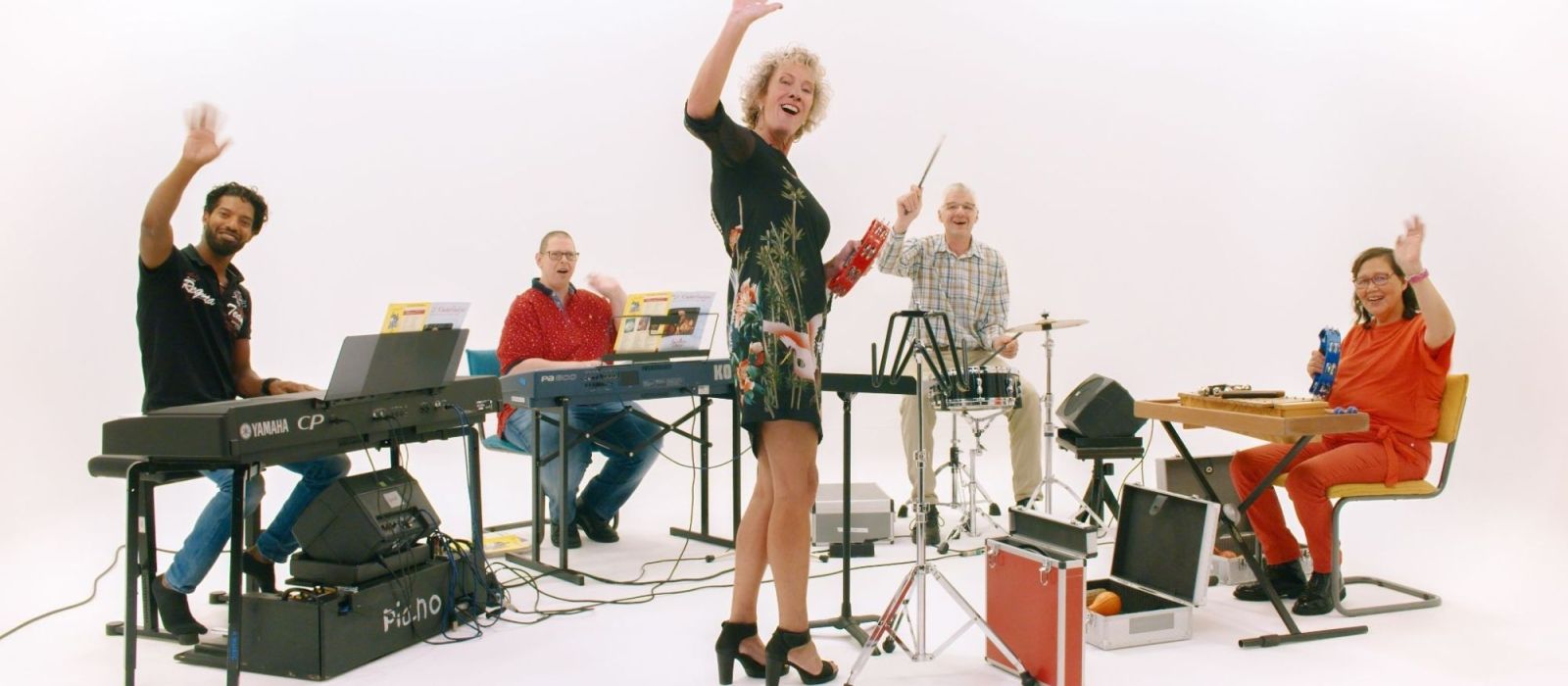 Leden van de Jostiband achter hun instrument