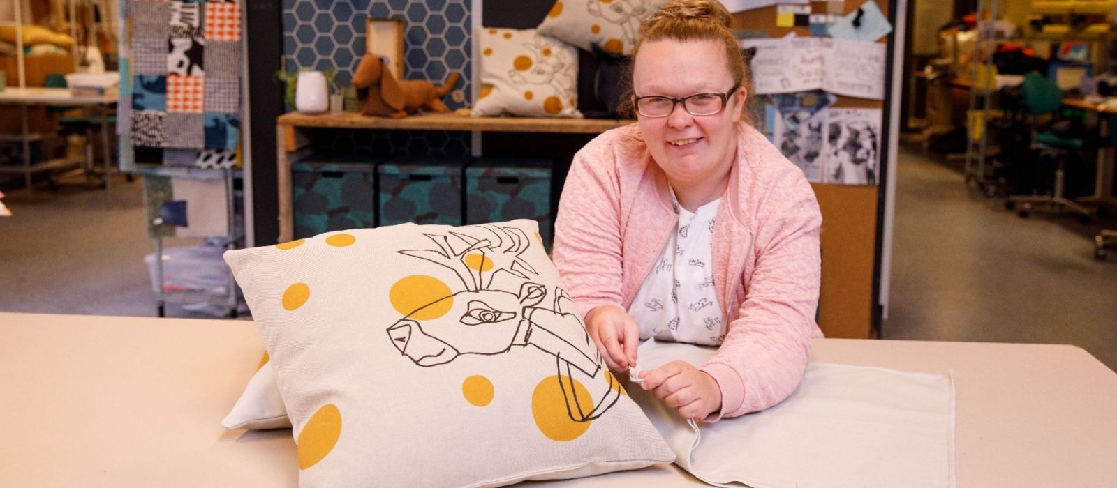 Cliënt maakt een kussen voor de webshop
