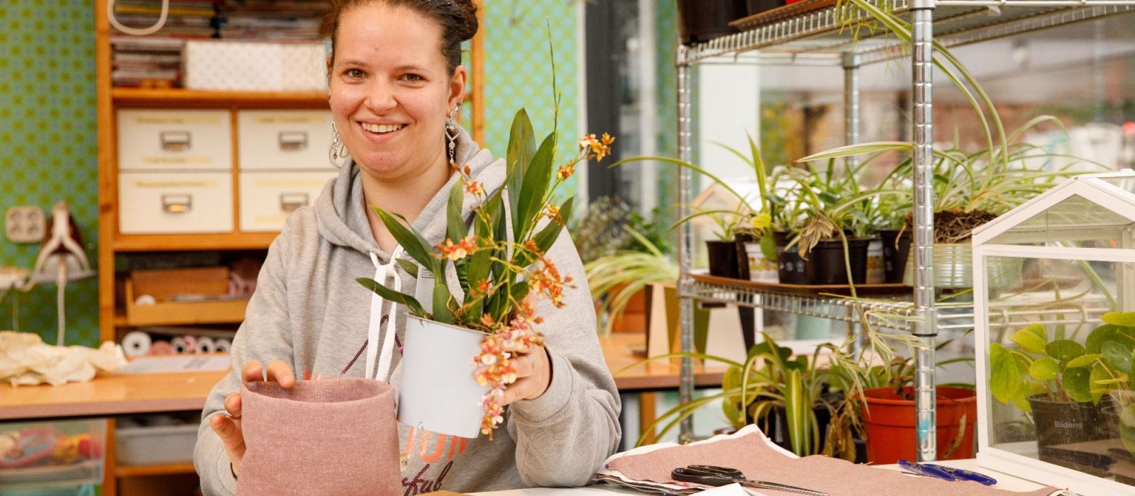 Een cliënt verpakt een product uit een winkel