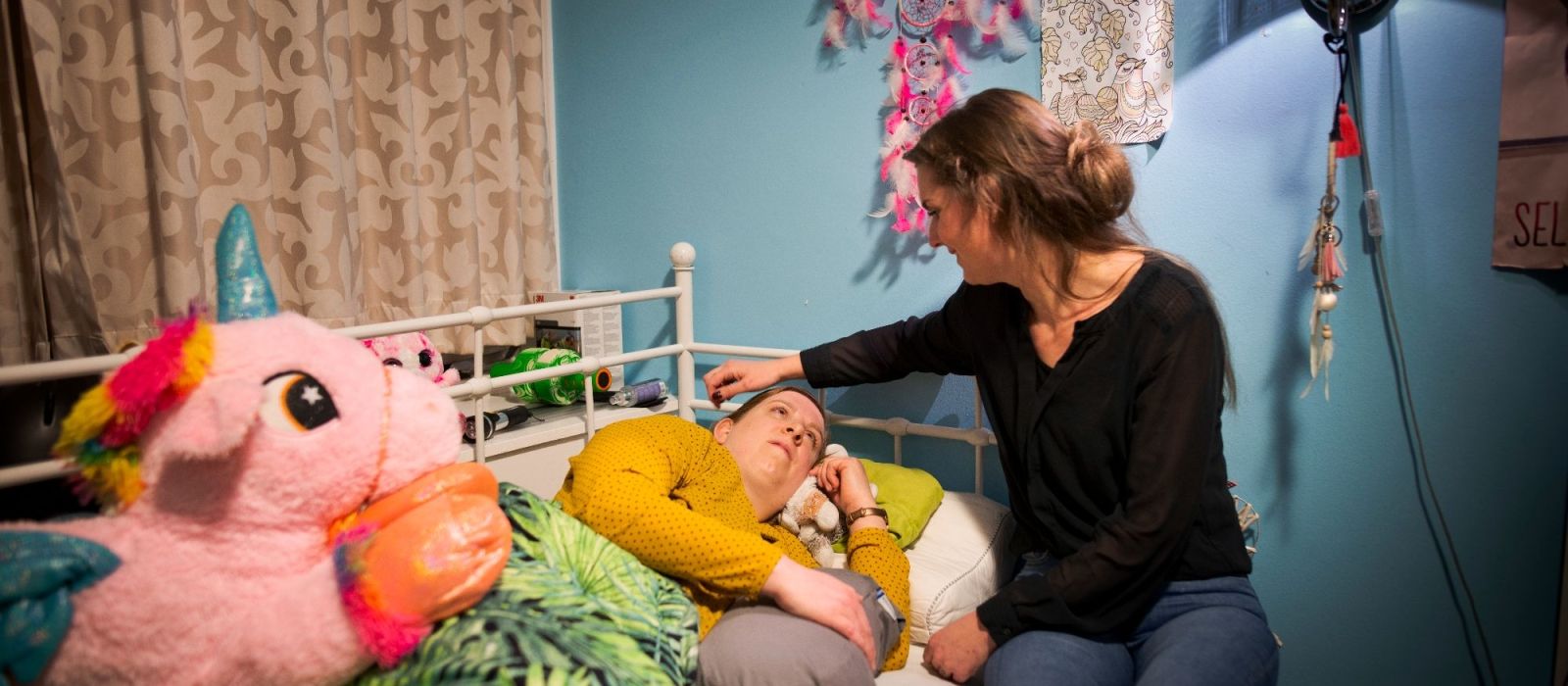 Daniëlle in bed samen met de slaaprobot