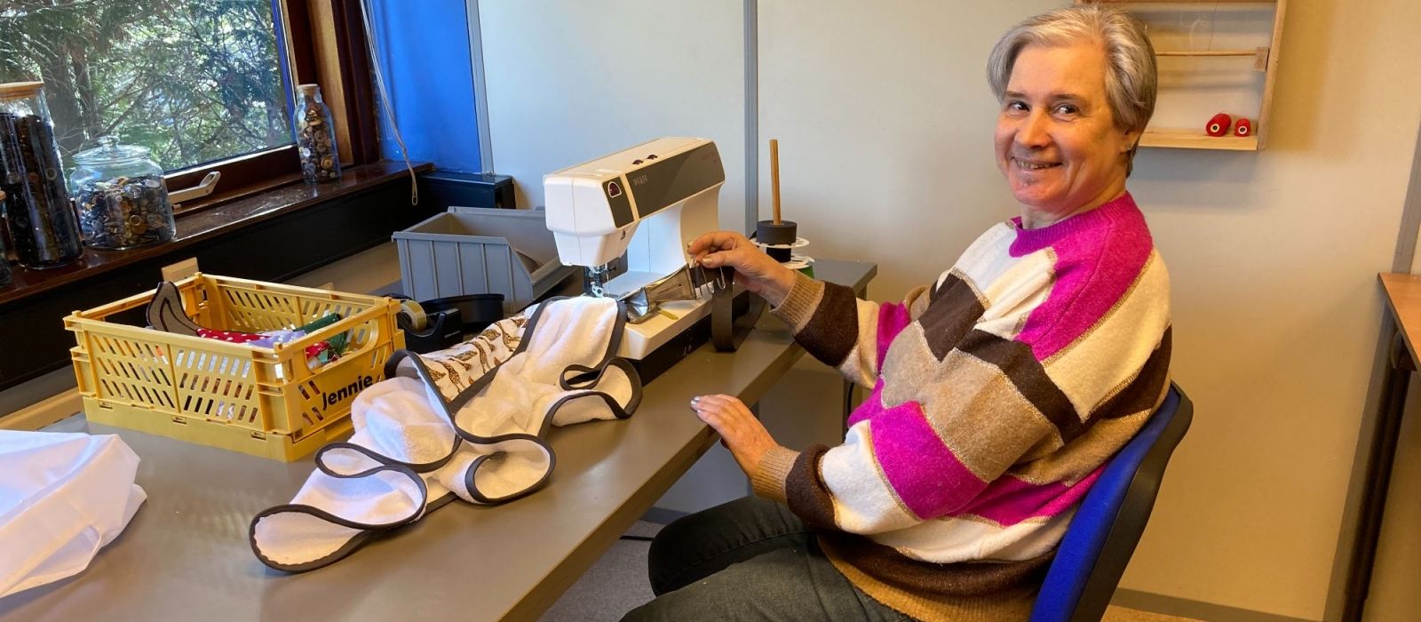 Jennie achter haar naaimachine bij dagbesteding De Boei