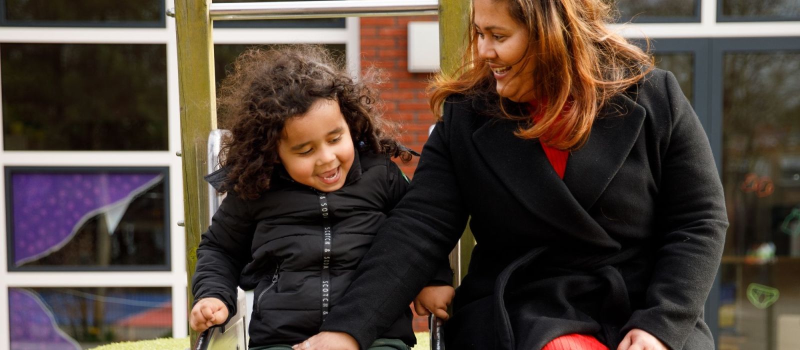 Moeder Zaidin sament met Malik in de speeltuin