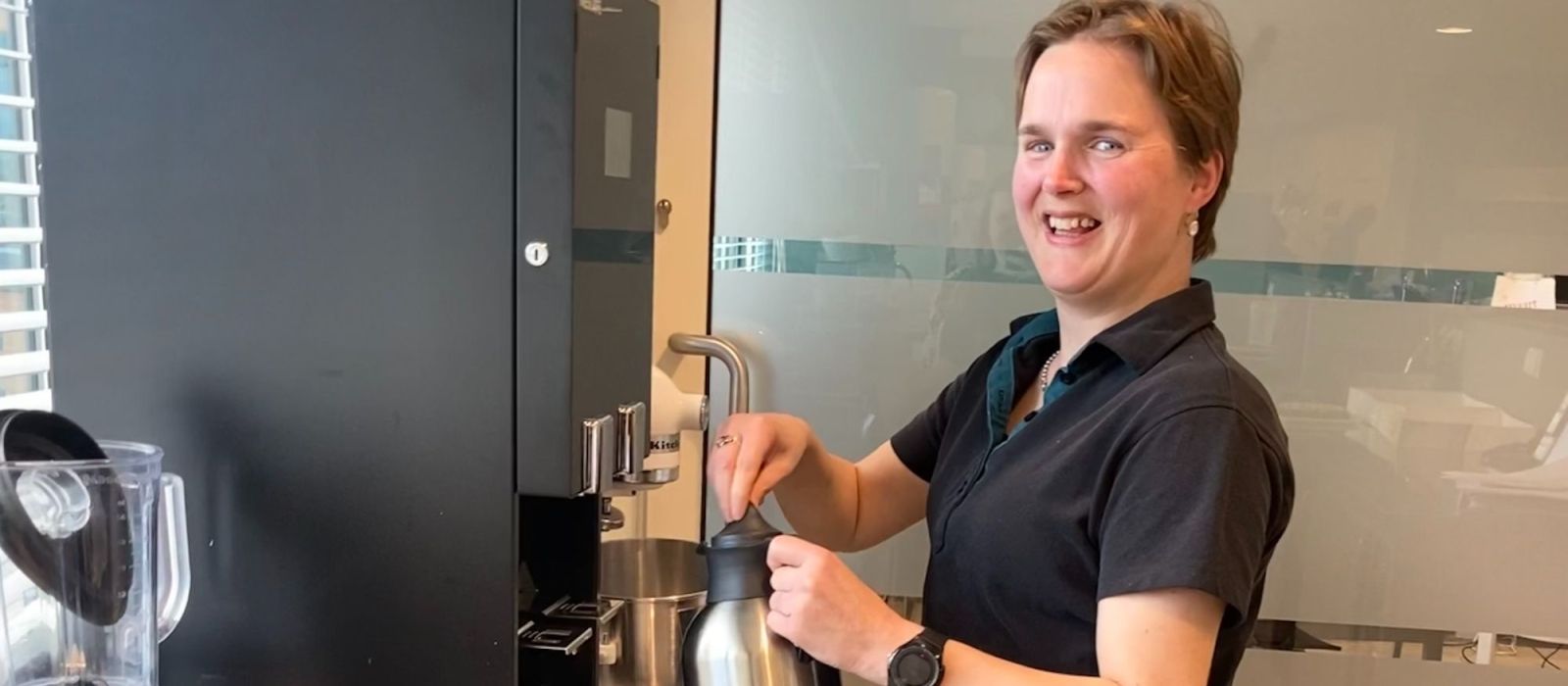 Pieternel de Rooij zet koffie en thee