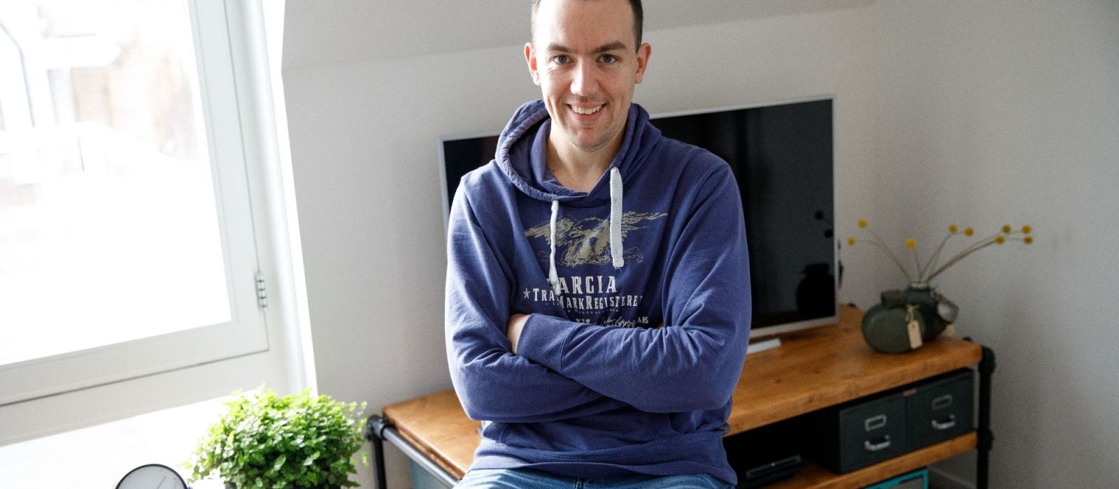 Jelle den Hollander in zijn eigen appartement