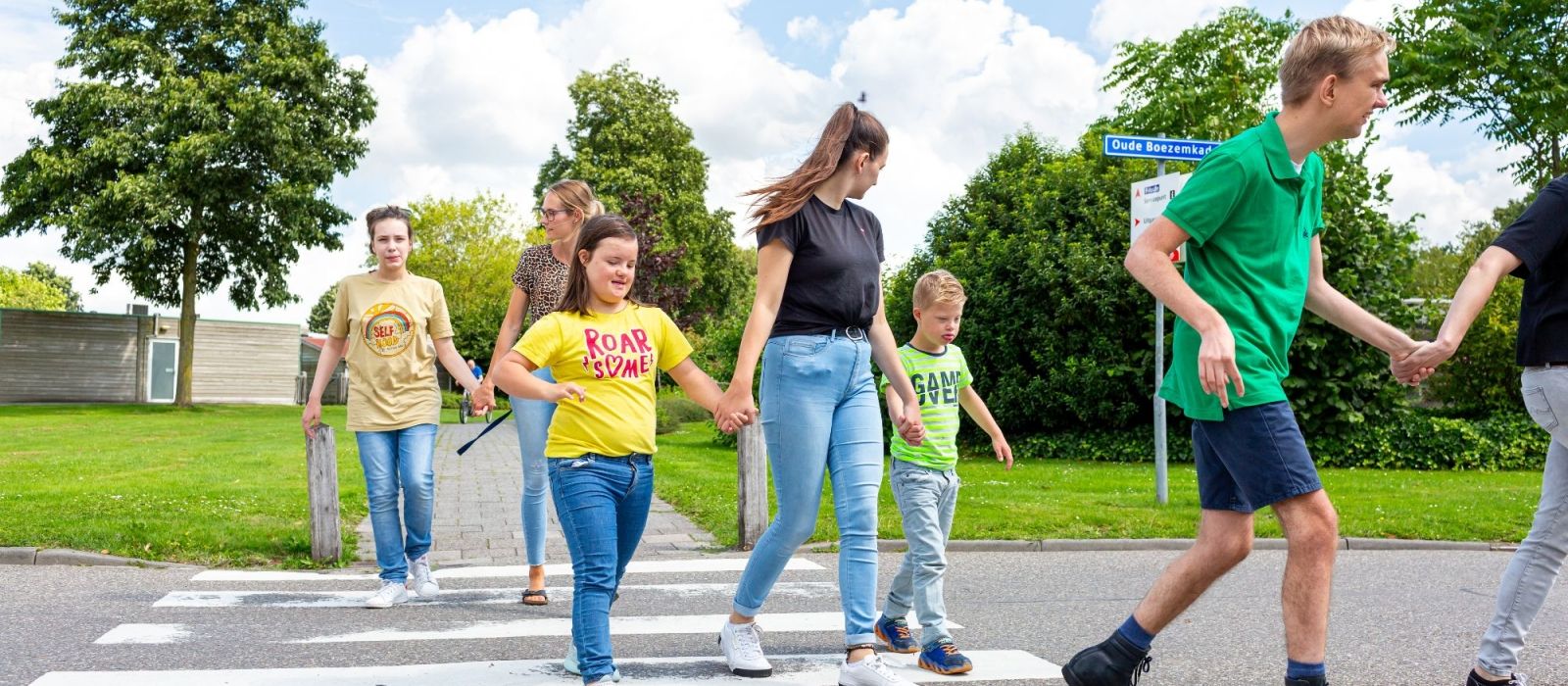 Cliënten van diverse leeftijden wandelen met begeleiders