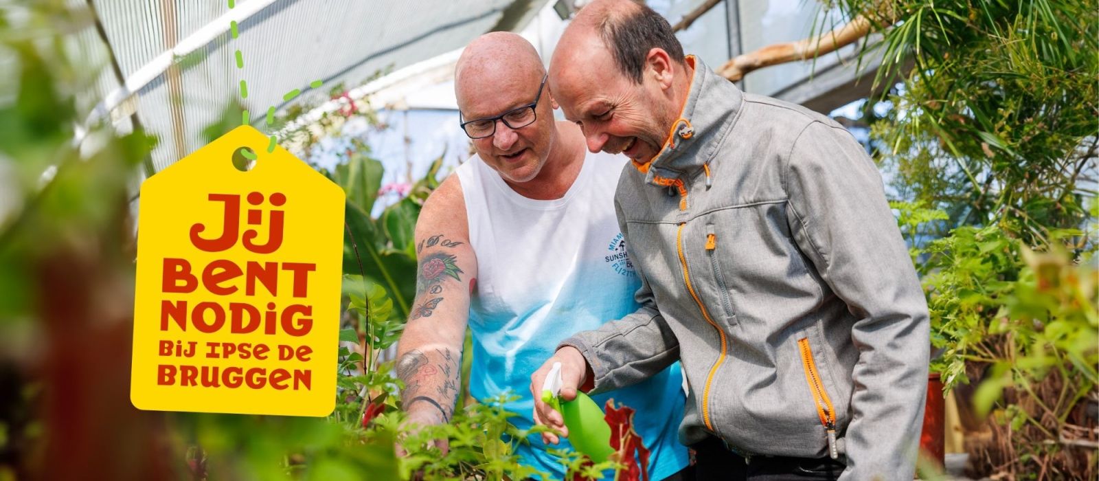 Vrijwilliger samen met cliënt in een kas aan het werk