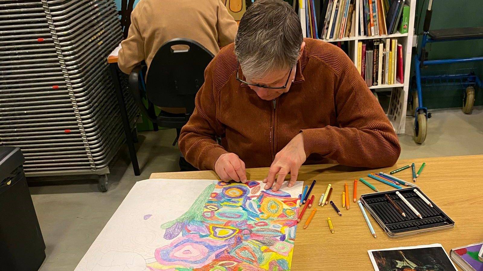 Medewerker van het Atelier aan het werk