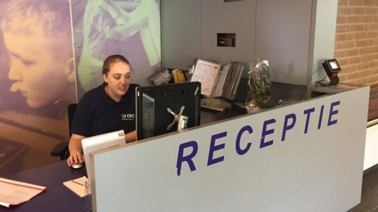 Cliënt achter de receptie bij Basalt in Delft