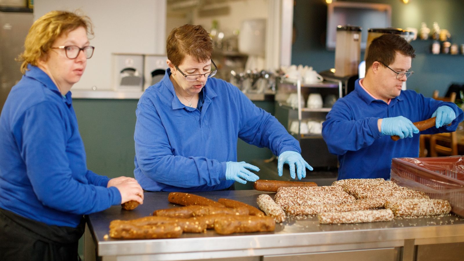 Medewerkers aan het werk bij zorgbakkerij Het Blauwe Hek