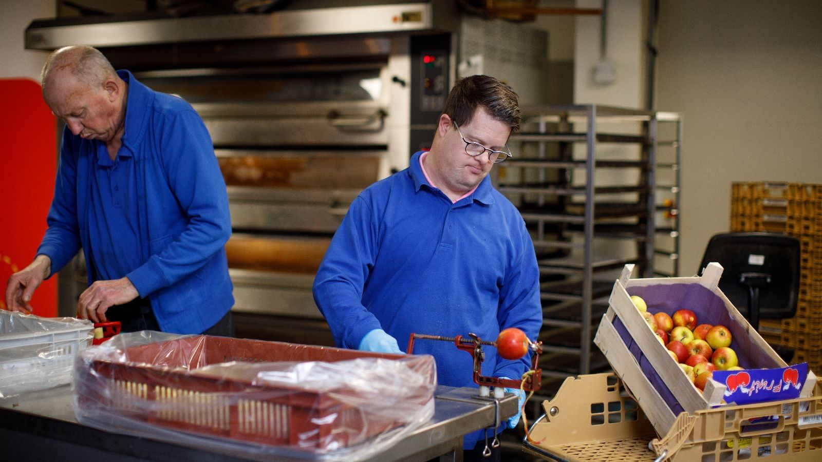 Medewerkers van de zorgbakkerij aan het werk