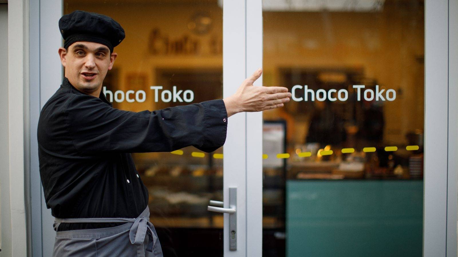 medewerker bij de choco toko