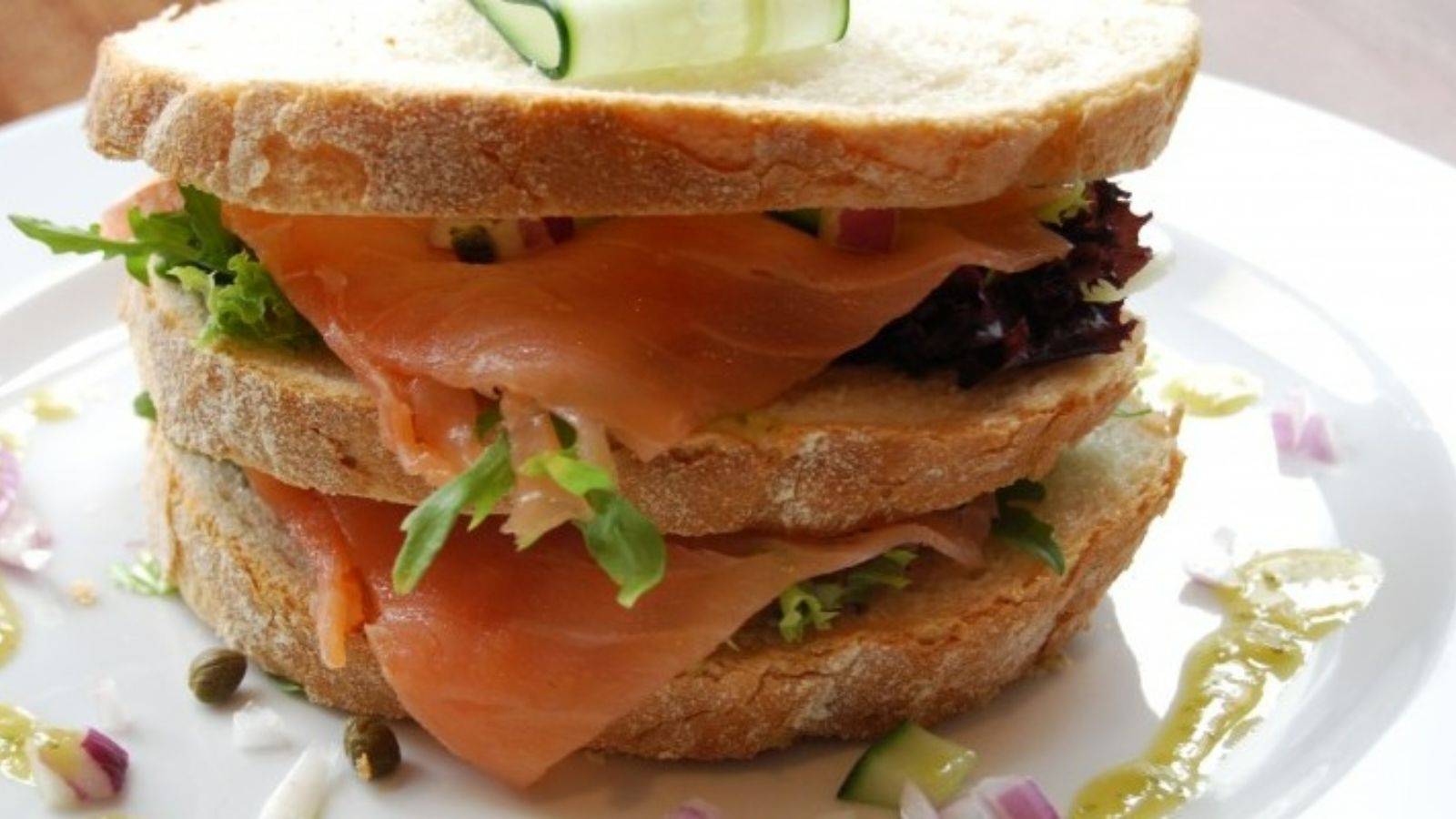 Broodje met zalm bij De Haven in Zwammerdam