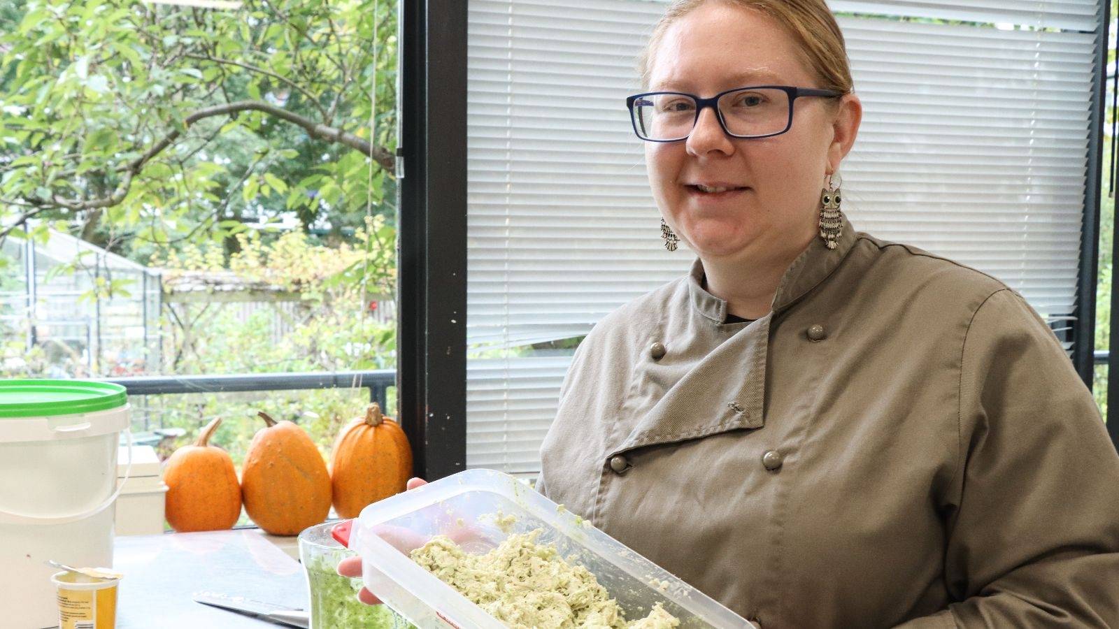 Een horecamedewerker bij De Ruimte