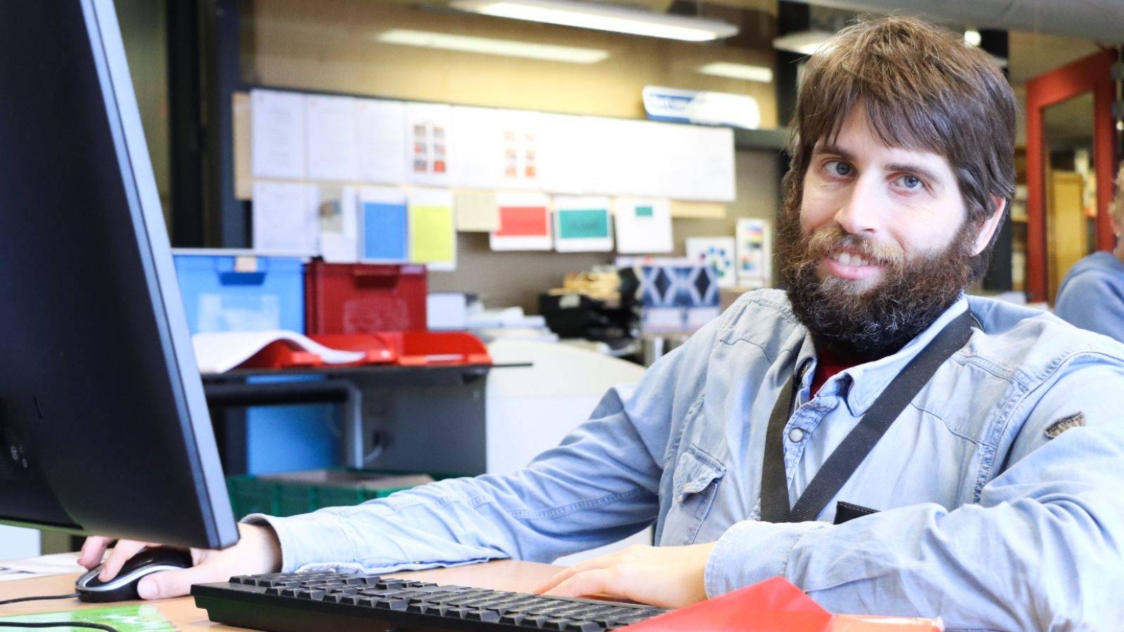 Medewerker van de Ruimte achter de computer