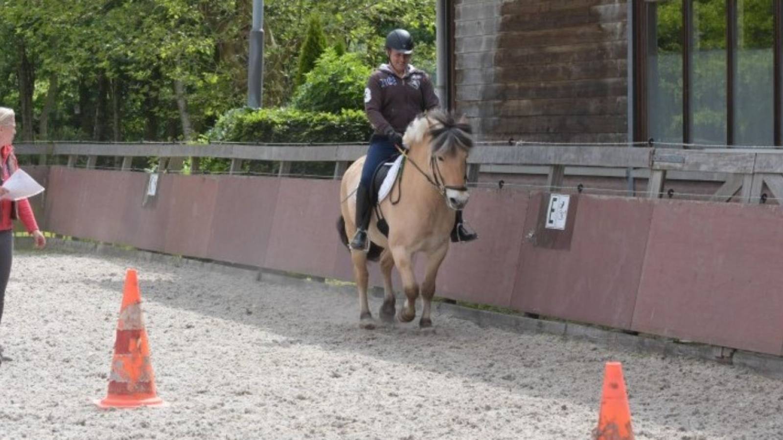 Cliënt krijgt paardrijles bij manege Craeyenburch