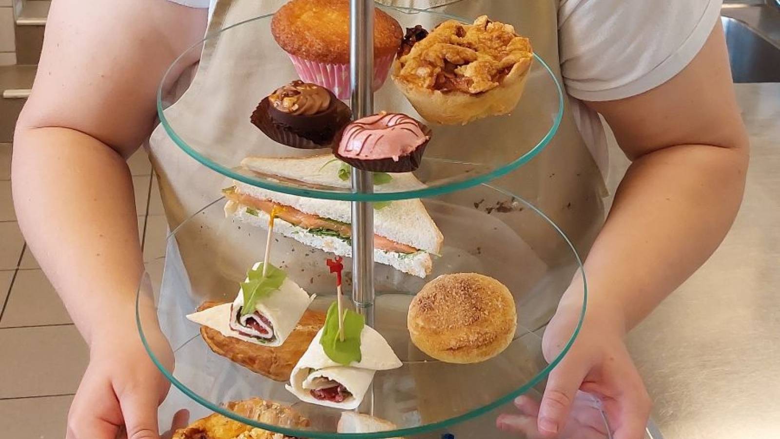 een high tea gemaakt door medewerker van cateringservice Prins Heerlijk