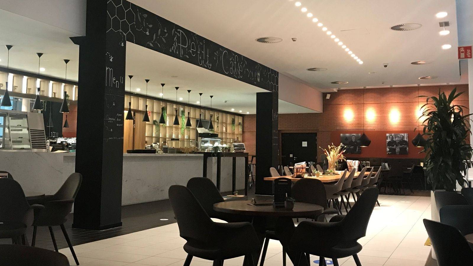 Interieur van petit café de Resident