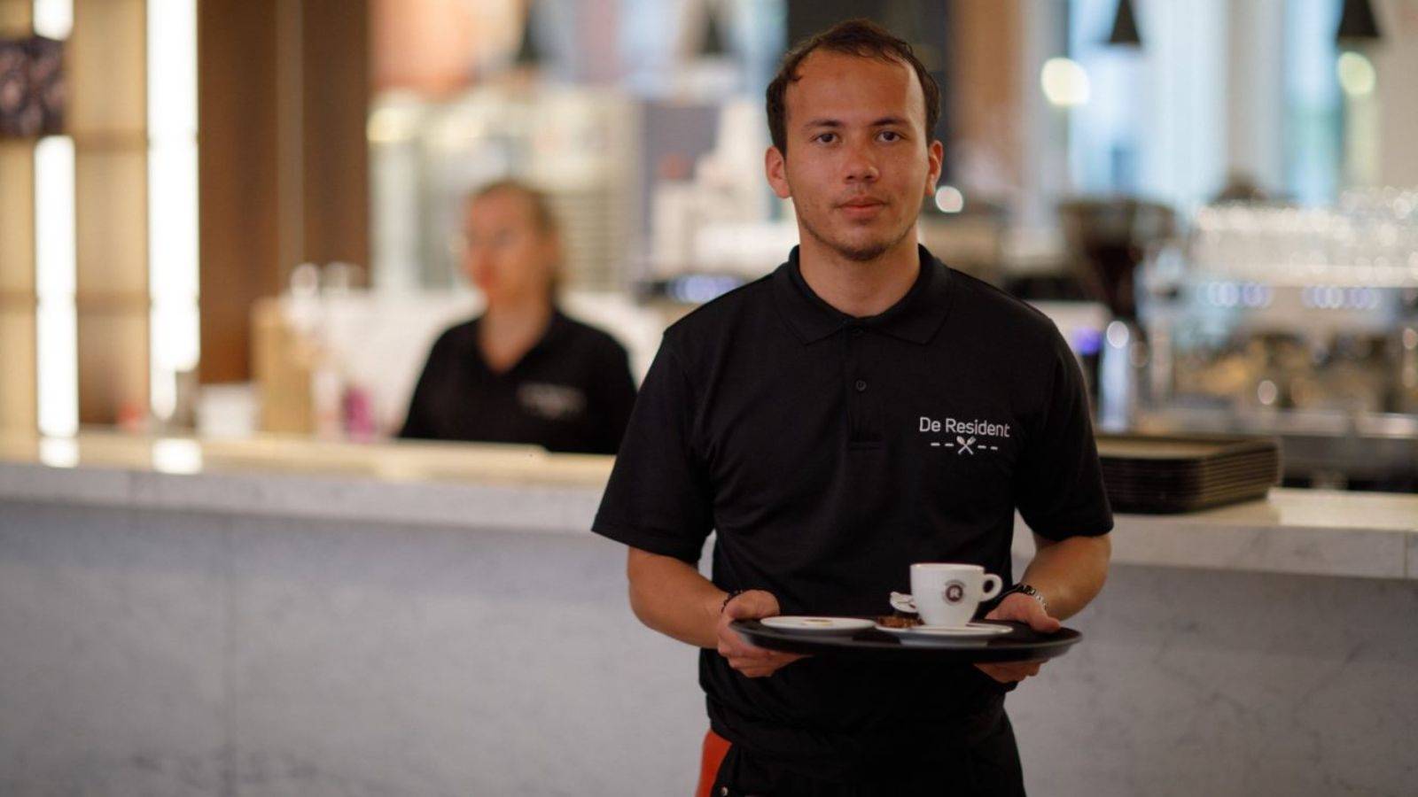 Medewerker van petit café de Resident