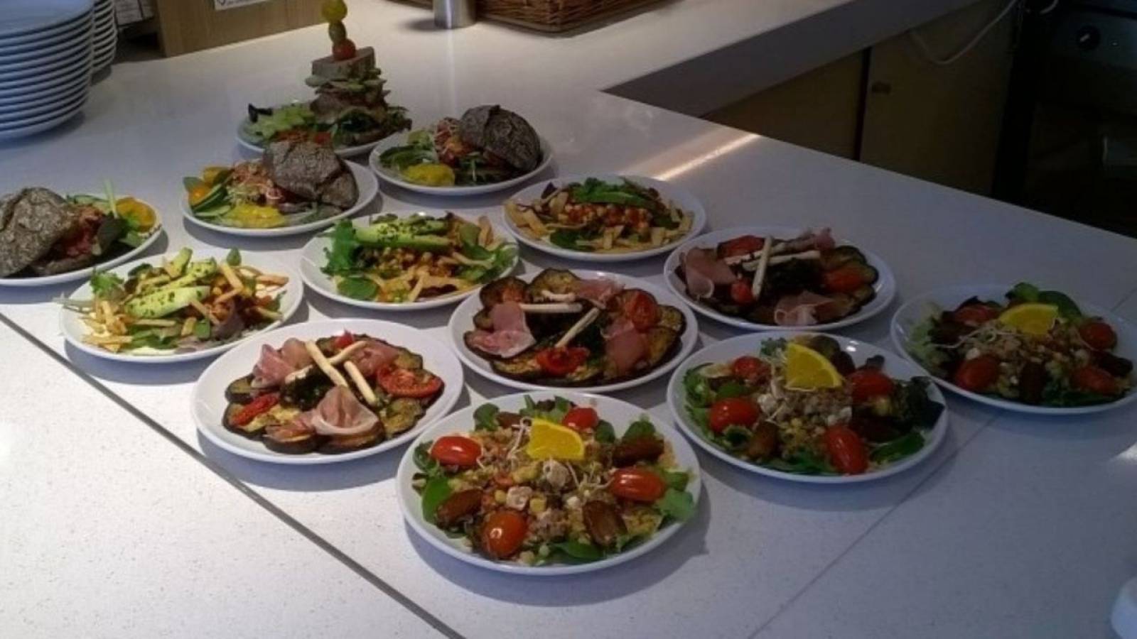 Opgemaakte borden in het restaurant en servicegroep Ipse de Bruggen