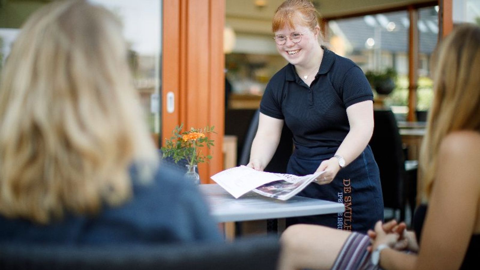 Medewerker tijdens het bedienen bij lunchcafe De Smulhoeve