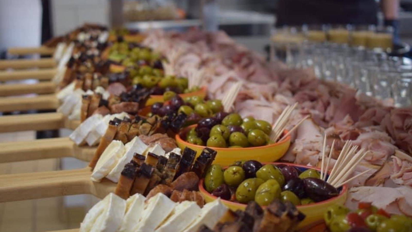 Planken met eten voor High Tea bij de Smulhoeve