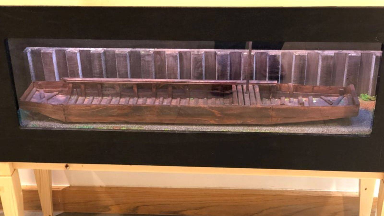 Het gemaakte scheepsmodel in een vitrine