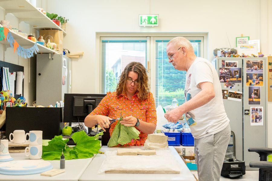 Knutselen bij dagbestedingslocatie De Brugspin