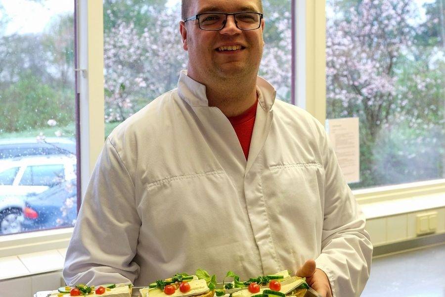 Medewerker dagbesteding Eigenbereid serveert broodjes