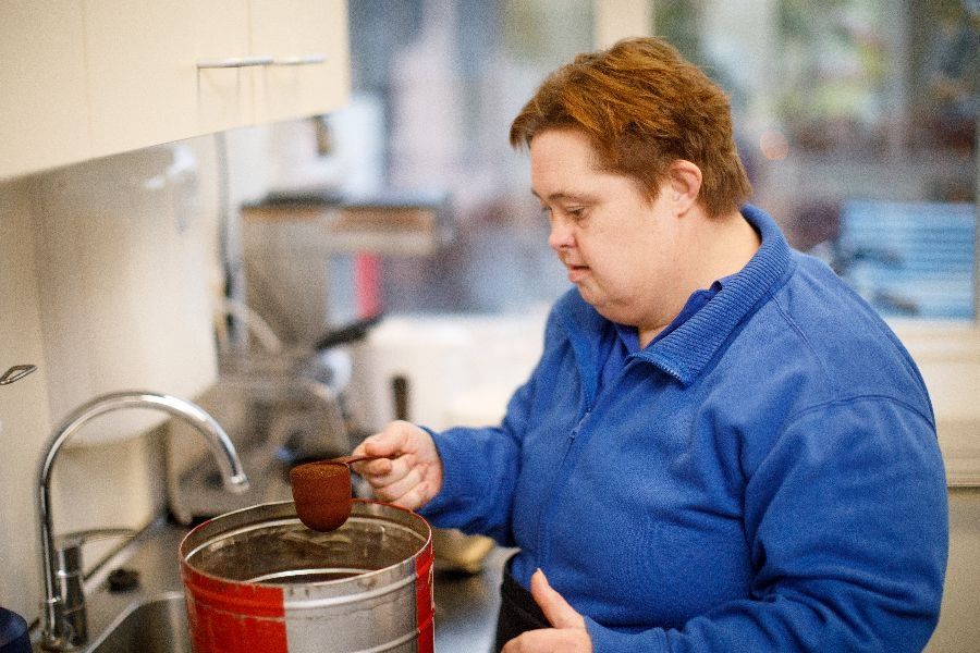 cliënt afmeten ingrediënt bij bakkerij Het Blauwe Hek