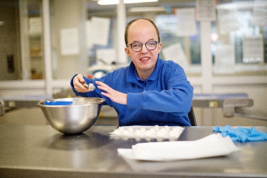 maken van producten bij bakker Het Blauwe Hek