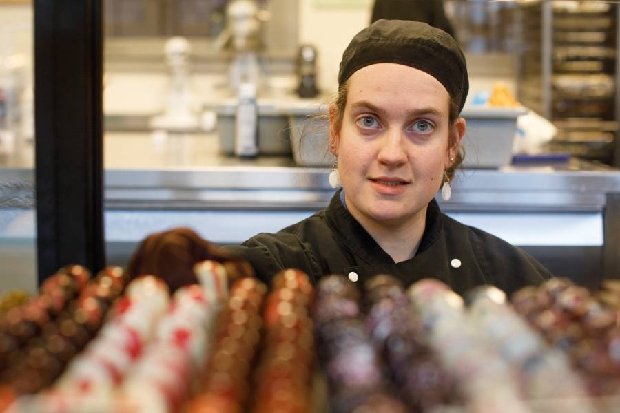 Medewerker Choco Toko bij de chocolaatjes
