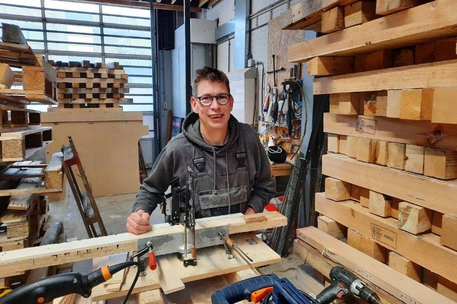 Houtsnijden bij Werk en dagbesteding Het Palet