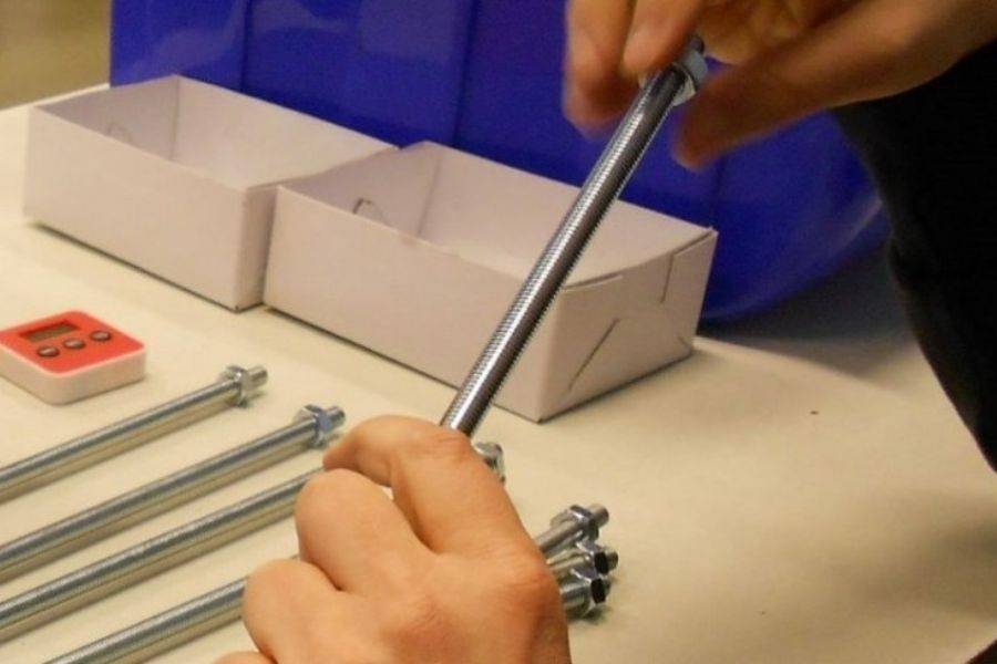 Schroeven in elkaar zetten bij dagbesteding Sterk in productiewerk