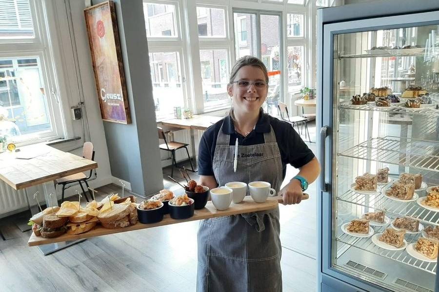 Plank met allerlei lekkernijen van lunchcafé De Zoetelaar