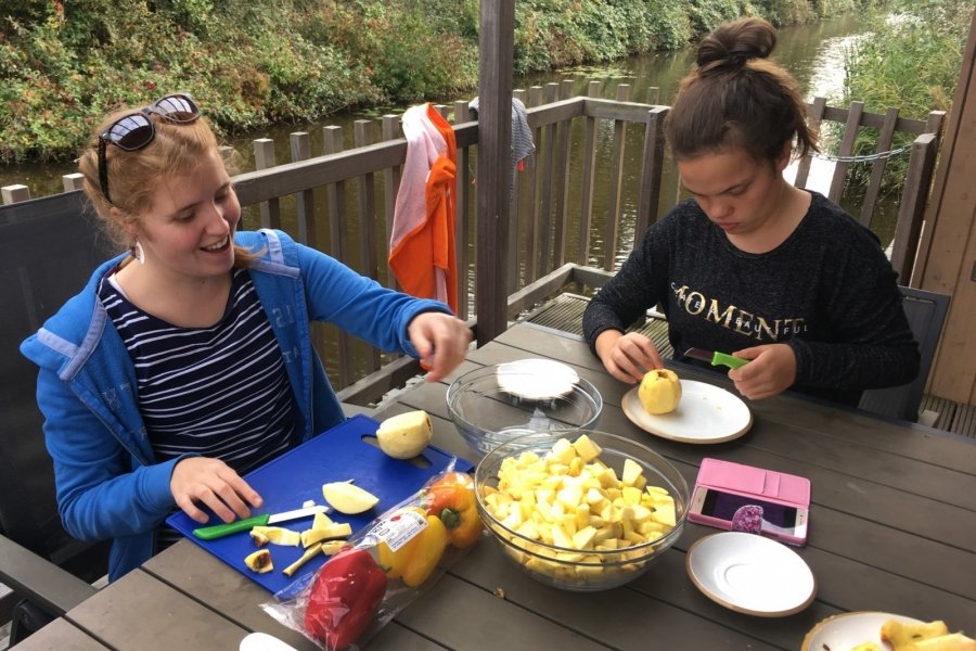 jongeren zijn samen eten aan het maken