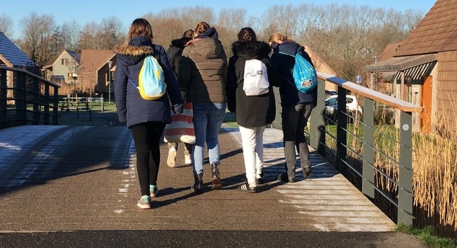 Jongeren lopen naar het trainingshuis