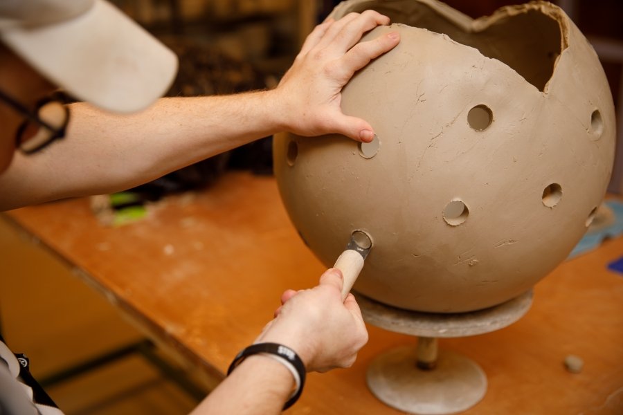 Cliënt maakt een keramiek bol voor de webshop van Ipse de Bruggen