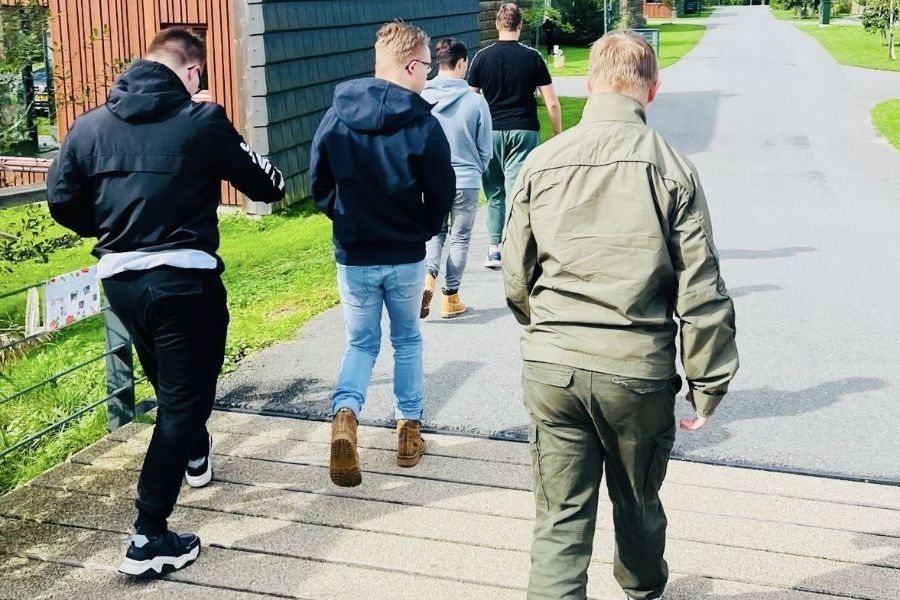 vier jongens lopen op een pad bij Landal Reeuwijk