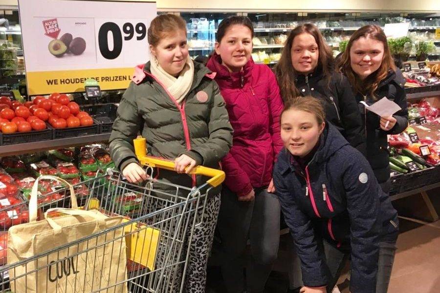 jongeren van trainingshuis Reeuwijk doen gezamenlijk de boodschappen